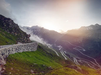 Blick auf die Furkastrasse vom Grimselpass