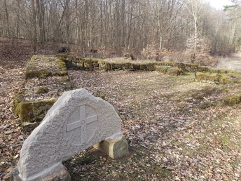 Kapelle Holnstein mit Nachbau des Türsturzes