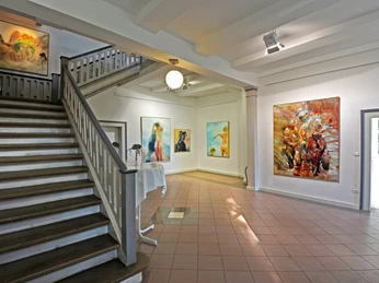 Künstlerhaus Meinersen_Eingangshalle Treppe_Ausstellung Herms.jpg Künstlerhaus Meinersen