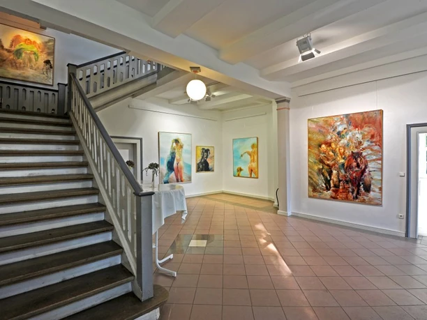 Künstlerhaus Meinersen_Eingangshalle Treppe_Ausstellung Herms.jpg Künstlerhaus Meinersen