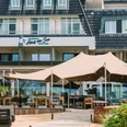 StratmannsHaS_Lembruch_Beachbar_Ansicht_mit_Hotel.jpg