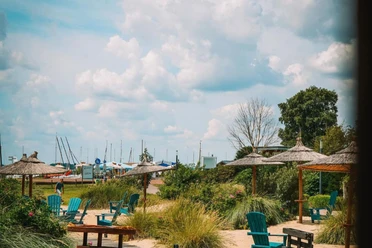 StratmannsHaS_Lembruch_Beachbar_Holzgehweg_Sitzplätze_Stehtonne.jpg