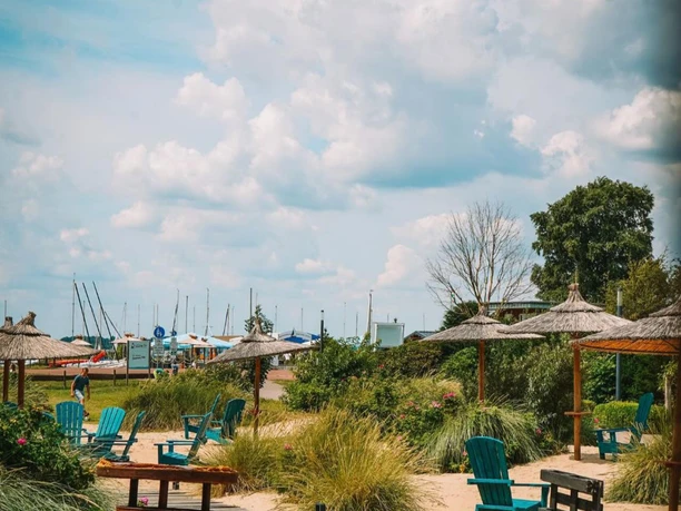 StratmannsHaS_Lembruch_Beachbar_Holzgehweg_Sitzplätze_Stehtonne.jpg