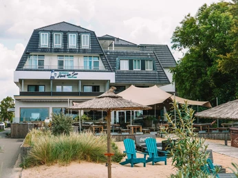 StratmannsHaS_Lembruch_Beachbar_mitHotel_Sonnenschirmen_Sitzmöglichkeiten.jpg