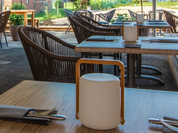StratmannsHaS_Lembruch_Beachbar_Sitzplätze_gedeckt.jpg