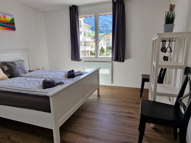 Doppelbett Zimmer in der Ferienwohnung Ennetbürgen mit grosser Terrasse
