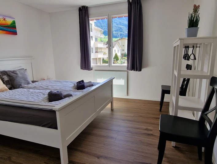 Doppelbett Zimmer in der Ferienwohnung Ennetbürgen mit grosser Terrasse
