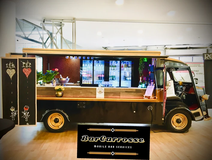 Enlight101.jpg Zur Bar Umgebauter schwarzere Oldtimer Truck "BarCarosse"Black vintage truck "BarCarosse" converted into a bar