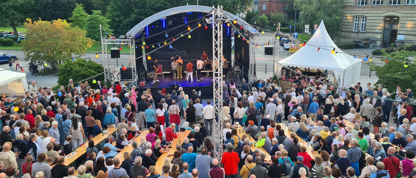 Kultursommer Publikum vor Bühne