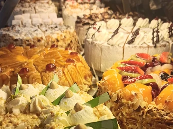 Cafe Wahlen Üppige Sahnetorten mit Nüssen und Obst.Rich cream cakes with nuts and fruit