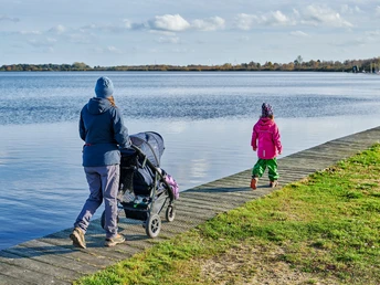 Spaziergänger am See.jpg
