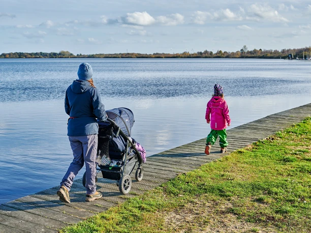 Spaziergänger am See.jpg Spaziergänger am See.jpg