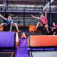 BounceJUMP im JUMP House Leipzig - Freizeitaktivitäten in Leipzig Zwei junge Personen springen über ein Hindernis im JUMP House Leipzig, Freizeit, Familie, Ausflug
