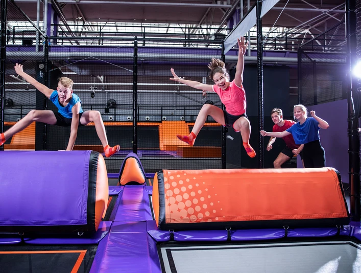 BounceJUMP im JUMP House Leipzig - Freizeitaktivitäten in Leipzig Zwei junge Personen springen über ein Hindernis im JUMP House Leipzig, Freizeit, Familie, Ausflug