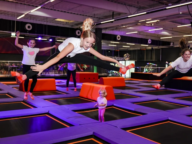 Several children jumping in the FreeJUMP area of the JUMP House Leipzig, Leisure, Family, Excursion