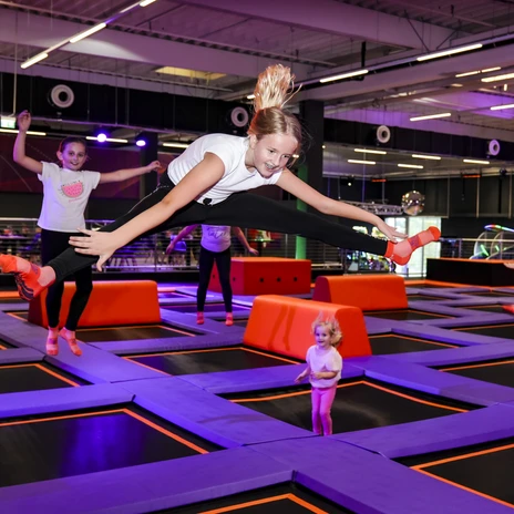 Plusieurs enfants sautent dans l'espace FreeJUMP du JUMP House Leipzig, loisirs, famille, excursion