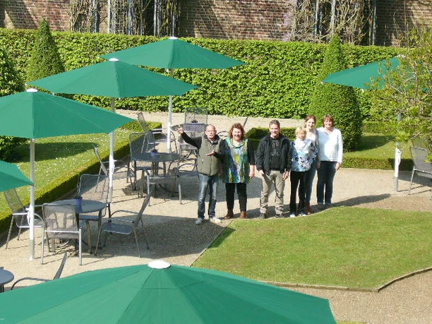 Im Innenhof des Spendencafés Im Innenhof des Spendencafés