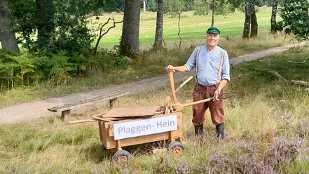 Plaggen-Hein-Bispingen-Lueneburger-Heide.jpg Gästeführer Heinz Hoyer präsentiert historische Werkzeuge der Heidebauern in der Lüneburger Heide