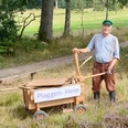 Plaggen-Hein-Bispingen-Lueneburger-Heide.jpg Gästeführer Heinz Hoyer präsentiert historische Werkzeuge der Heidebauern in der Lüneburger Heide