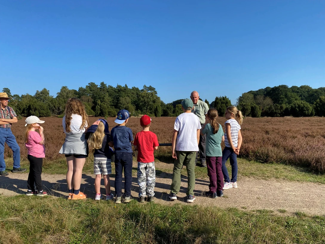 Naturabenteuer-Weltkindertag-Bispingen.jpg Kinderwanderung auf dem Heidschnuckenweg