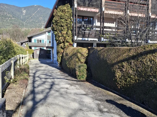 Einfahrt und Hausansicht