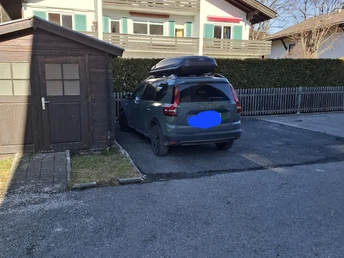 eigener Parkplatz im Hof