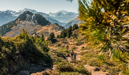 Paar am wandern Richtung Villa Cassel im Herbst