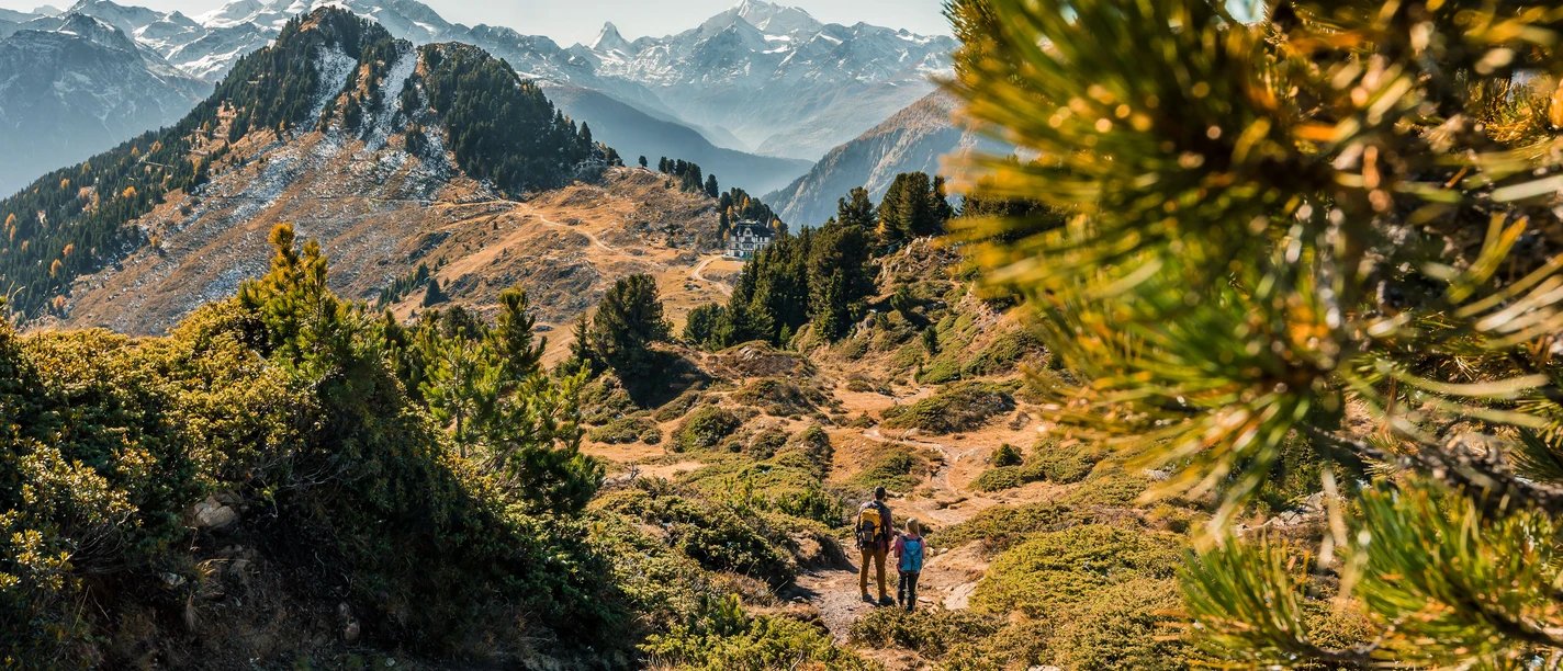 Paar am wandern Richtung Villa Cassel im Herbst
