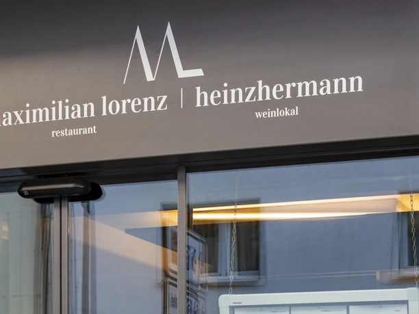 Restaurant Maximilian Lorenz Entrance to the Maximilian Lorenz restaurant in Cologne. The restaurant name and the addition ‘weinkokal’ are visible above the glass door.