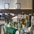 Restaurant Maximilian Lorenz Das Restaurant Maximilian Lorenz in Köln, stilvoll eingerichtet mit eleganten Sitzecken und einem Vordergrund voller edler Getränkeflaschen.The Maximilian Lorenz restaurant in Cologne, stylishly furnished with elegant seating areas and a foreground filled with fine bottles of drinks.