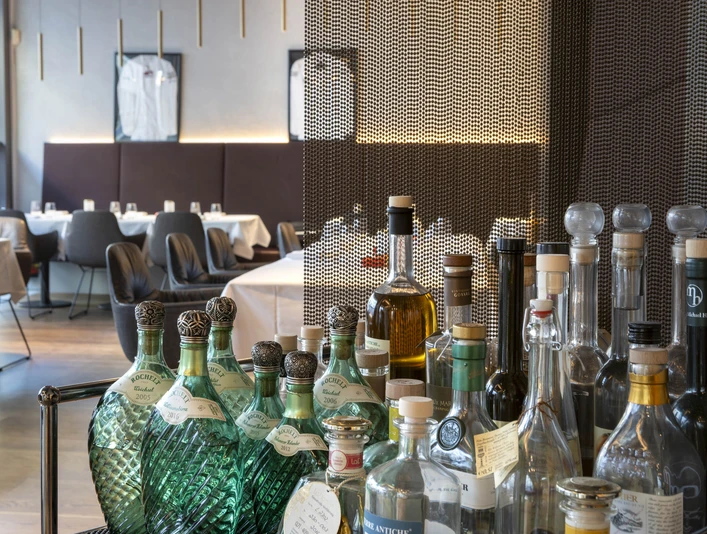 Restaurant Maximilian Lorenz Das Restaurant Maximilian Lorenz in Köln, stilvoll eingerichtet mit eleganten Sitzecken und einem Vordergrund voller edler Getränkeflaschen.The Maximilian Lorenz restaurant in Cologne, stylishly furnished with elegant seating areas and a foreground filled with fine bottles of drinks.