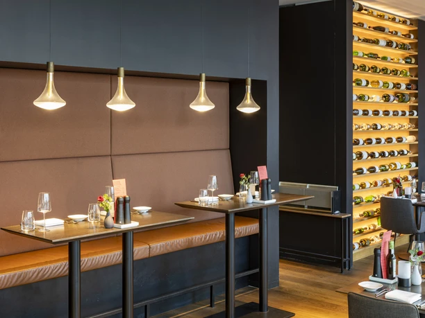 Weinlokal Heinzhermann Modernes Weinlokal mit eleganter Inneneinrichtung, gedämpftem Licht und stilvollen Sitzplätzen.