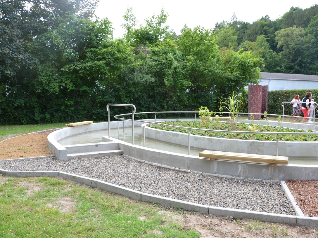 Kneipptretbecken mit Barfußparcours am Waldschwimmbad Salzgitter-Gebhardshagen