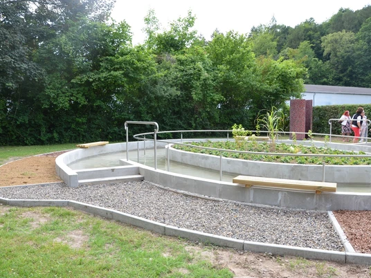 Kneipptretbecken mit Barfußparcours am Waldschwimmbad Salzgitter-Gebhardshagen