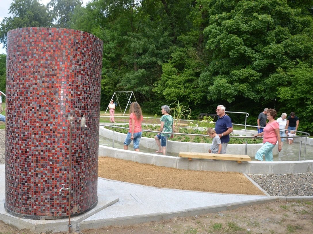 Fußdusche am Kneipptretbecken mit Barfußparcours am Waldschwimmbad Salzgitter-Gebhardshagen
