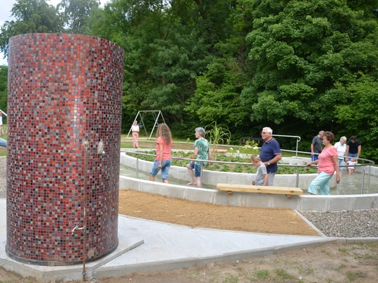 Fußdusche am Kneipptretbecken mit Barfußparcours am Waldschwimmbad Salzgitter-Gebhardshagen