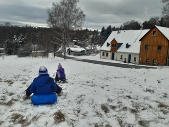 Rodelhang vor dem Haus