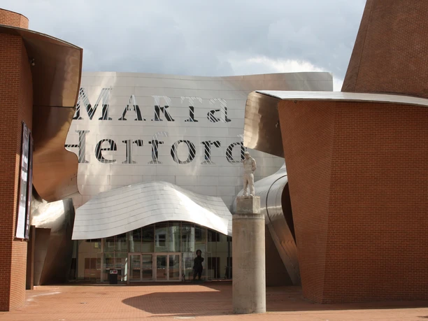 IMG_2569.JPG Das MARTa Herford Museum beeindruckt mit seiner futuristischen Fassade aus rotem Backstein und Metall.