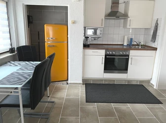 Küchenzeile und Esstisch der Ferienwohnung am Schützenholz Küchenzeile und Esstisch der Ferienwohnung am Schützenholz