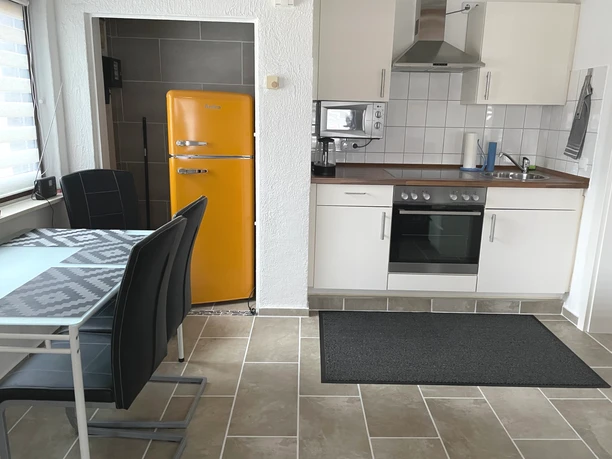 Küchenzeile und Esstisch der Ferienwohnung am Schützenholz Küchenzeile und Esstisch der Ferienwohnung am Schützenholz