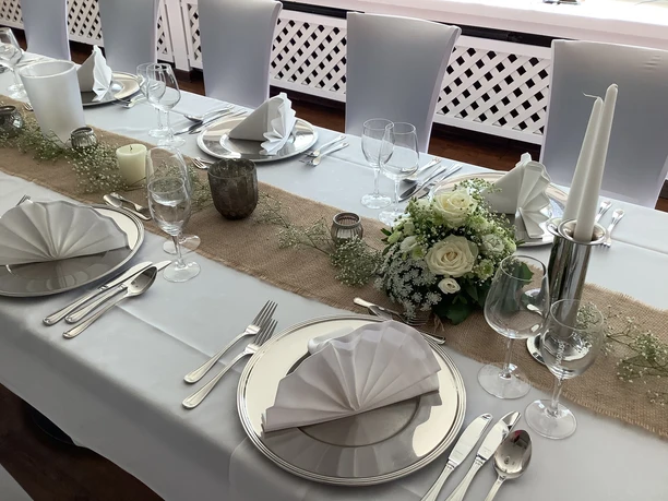 Eine stilvoll gedeckte Tafel im Restaurant