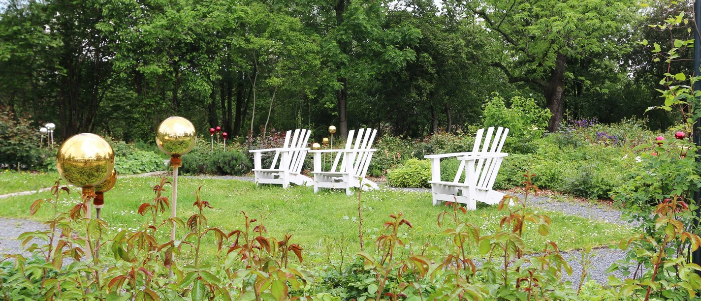 buergerpark-rosengarten-stuehle-wtg-web-2.jpg Stühle im Bürgerpark Wernigerode