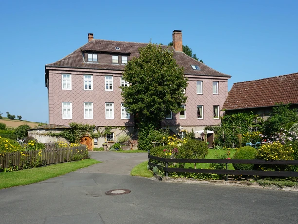 Gutshof ehemaliges Herrenhaus.jpg Mit Sandsteinschindeln verkleidetes Herrenhaus Lütmarsen