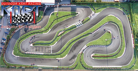 Kartbahn_luftbild.jpg Luftaufnahme einer kurvenreichen Outdoor-Kartbahn mit mehreren Streckenabschnitten und grüner Umgebung.