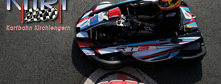 Kartfahrer bei Kurve auf der Outdoor-Kartbahn Kirchlengern mit rot-weißem Streckenrand.