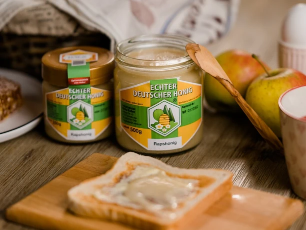 Frühstück mit Honig der Imkerei Baden Frühstück mit Honig der Imkerei Baden