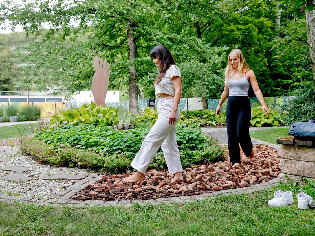 Barfußpfad mit Wassertretbecken im Kurpark in Bad Gandersheim