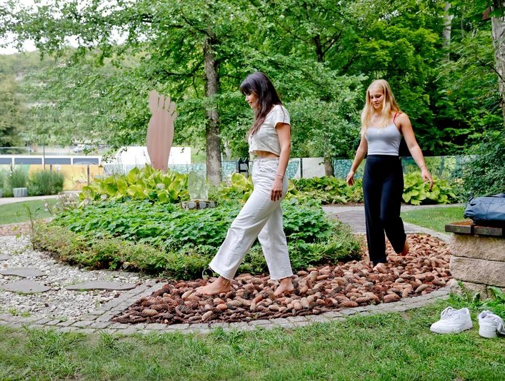 Barfußpfad mit Wassertretbecken im Kurpark in Bad Gandersheim