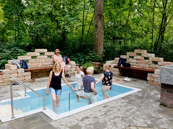 Kneipbecken_Menschen_Sommer© Stadt Bad Gandersheim Hötzel.jpg