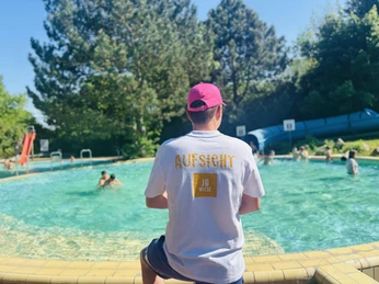 2024 JoWiese_Schwimmbecken_Badeaufsicht © Event Werft GmbH_WEB.jpeg